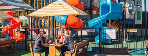 Relaxed Family Pub .